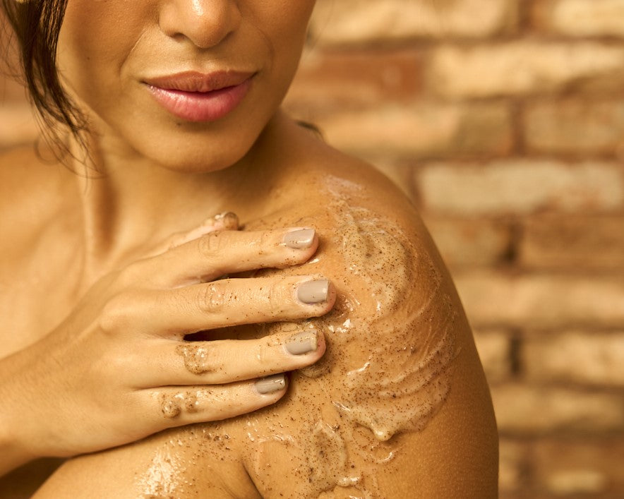 Esfoliação corporal: por que incluir no seu ritual de autocuidado e quais ativos naturais fazem a diferença?