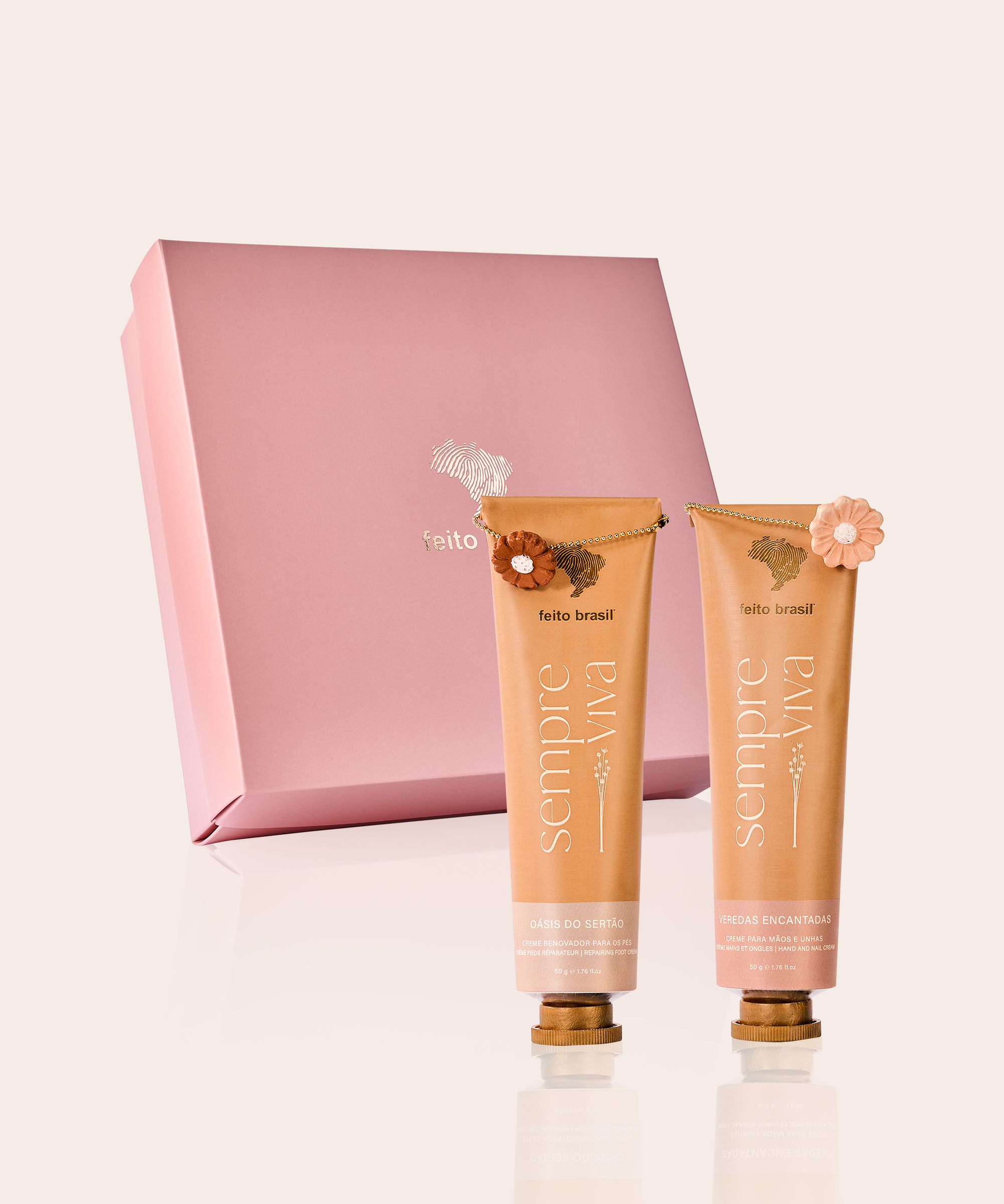 Kit Presenteável para Mulheres da marca feito brasil, com Creme para Mãos e Unhas e Creme para Pés com caixa rosa presenteável ao fundo.