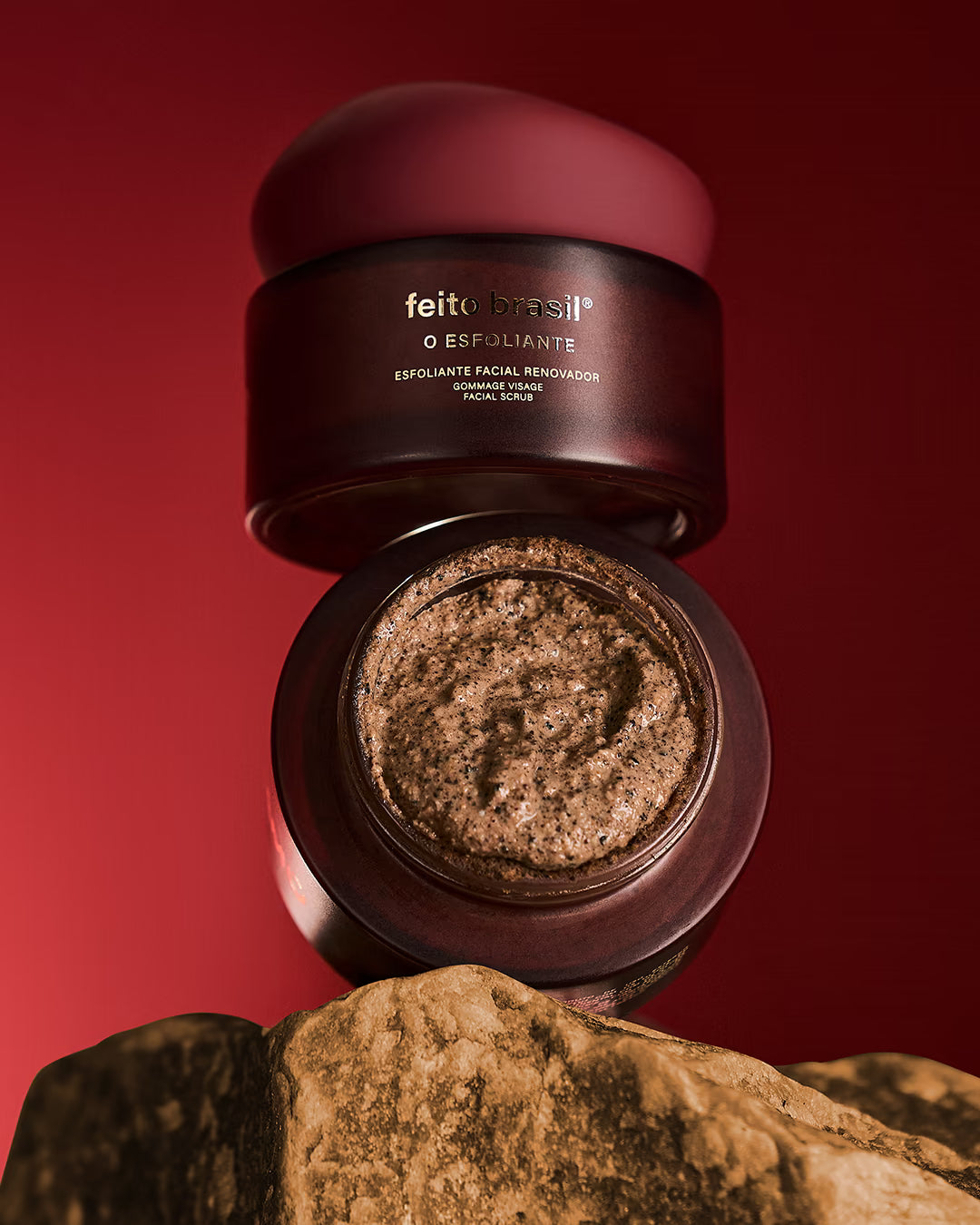 Embalagem do Esfoliante Facial Renovador 50g da feito brasil sobre elementos naturais.