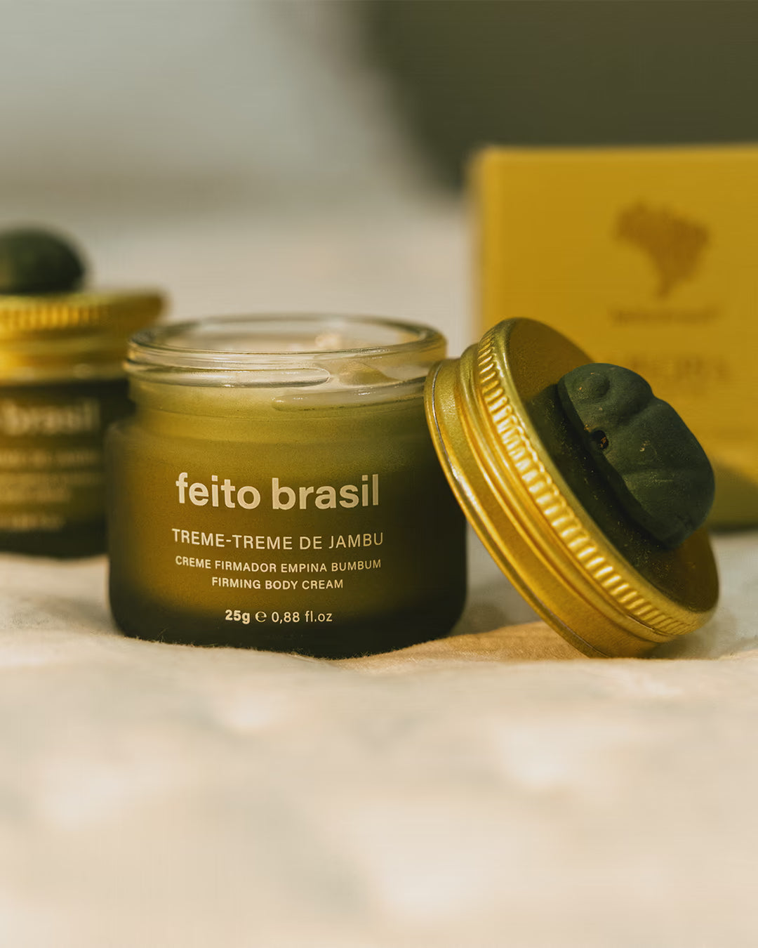 Mini Creme Firmador Empina Bumbum Jambu 30g tamanho viagem feito brasil ideal para amenities de luxo visto de frente com muiraquitã em miniatura