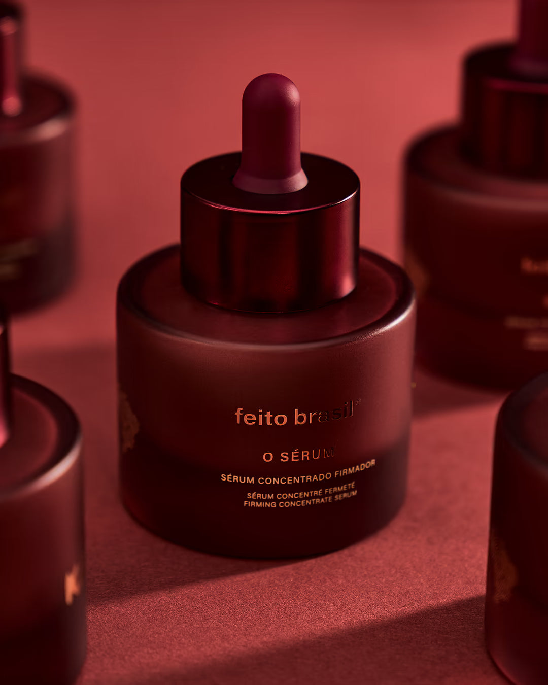 Embalagem do Sérum Concentrado Firmador 50ml da feito brasil em fundo minimalista.
