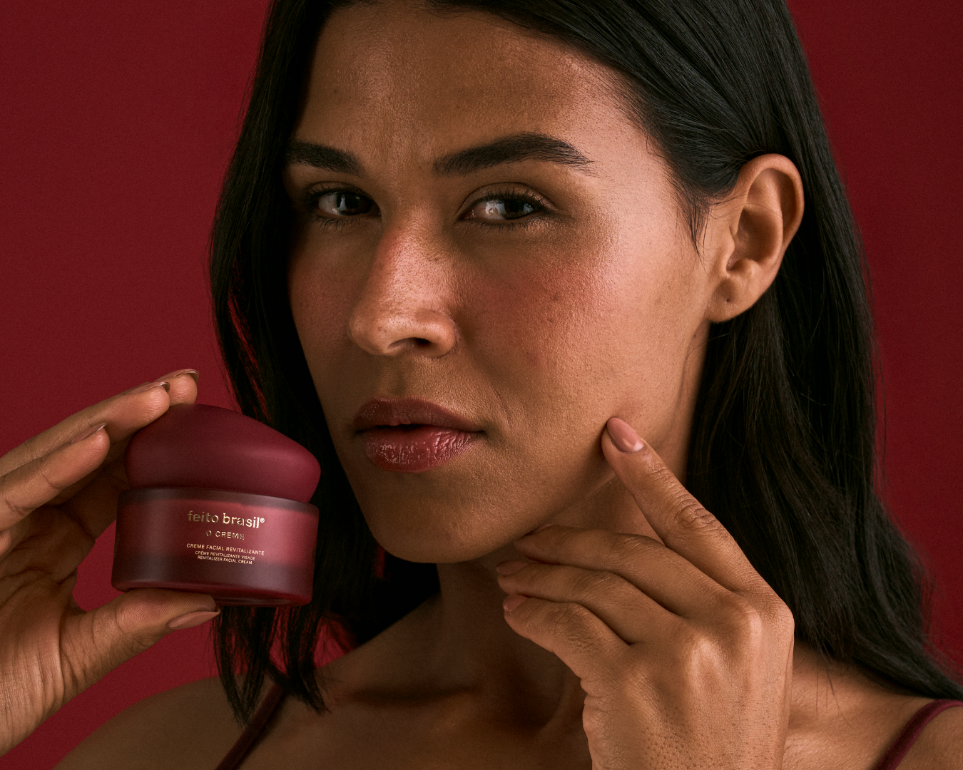 Drenagem dermo-cosmética: como o Creme evita o inchaço da noite e garante o viço do Camu-camu ao despertar