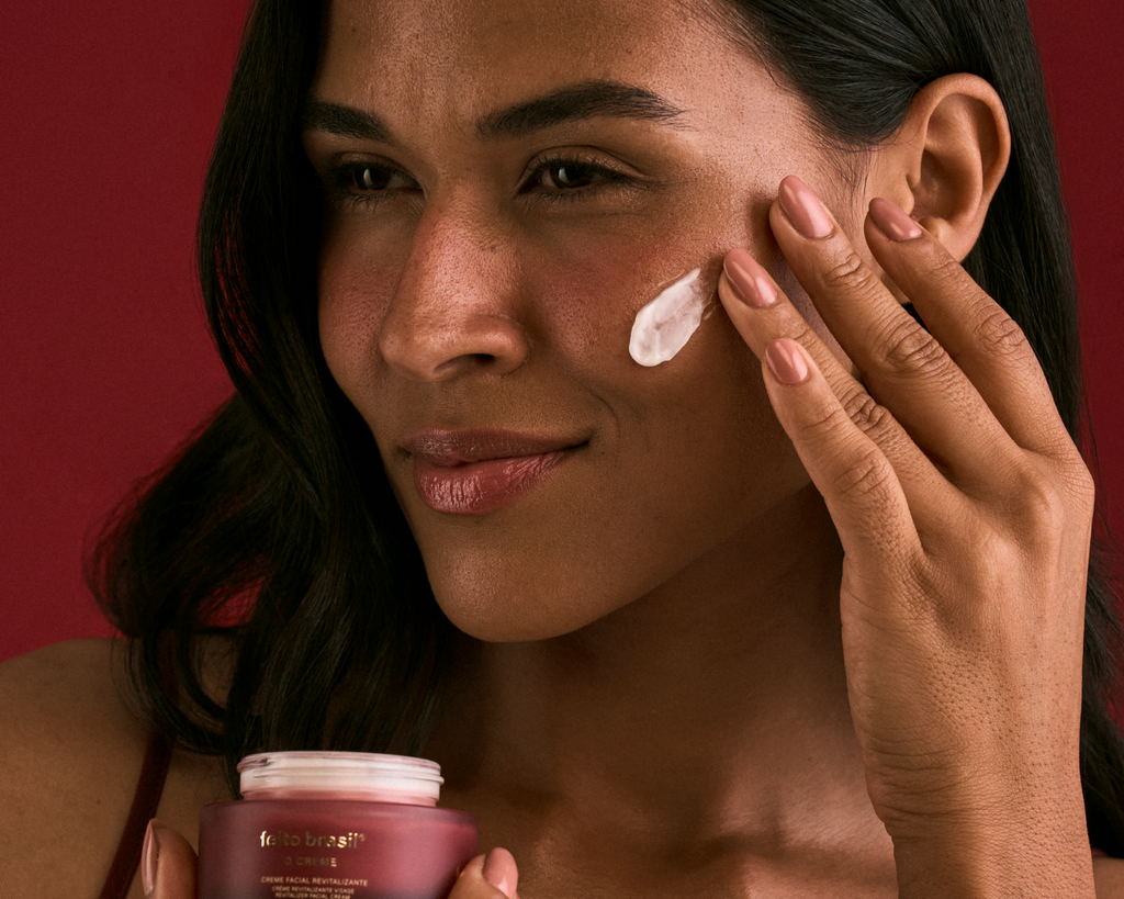 Redensificação noturna: como o Jambu e os Ácidos Hialurônicos renovam a pele, suavizam rugas e estimulam colágeno