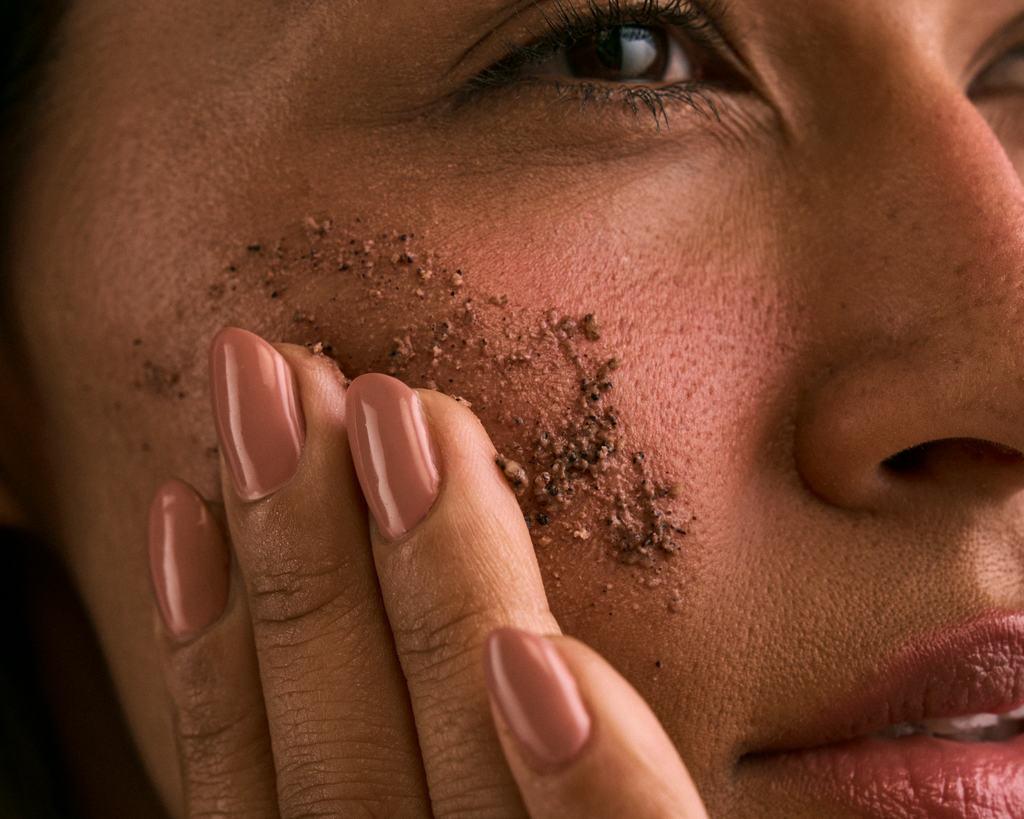 O ESFOLIANTE ideal para peles sensíveis: Óleo de Maracujá e Argila Branca Amazônica garantem renovação potente com conforto e ação anti-acne