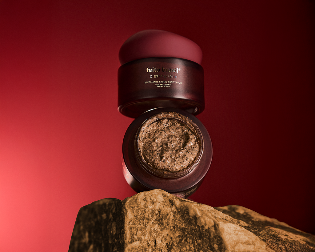 A esfoliação perfeita não resseca: como a ação dupla (física + química) do Esfoliante Kamû une renovação e 8 Ácidos Hialurônicos