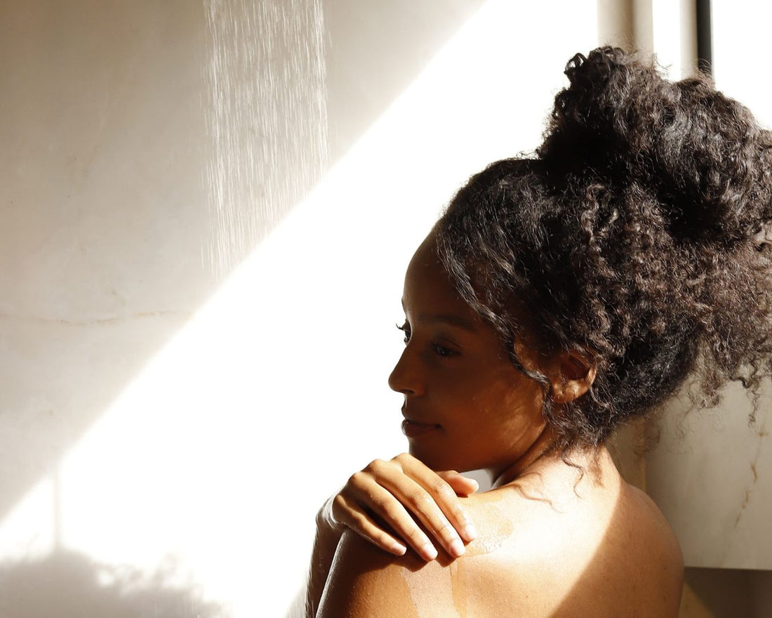 Banho quente: o prazer que pode estar ressecando a sua pele