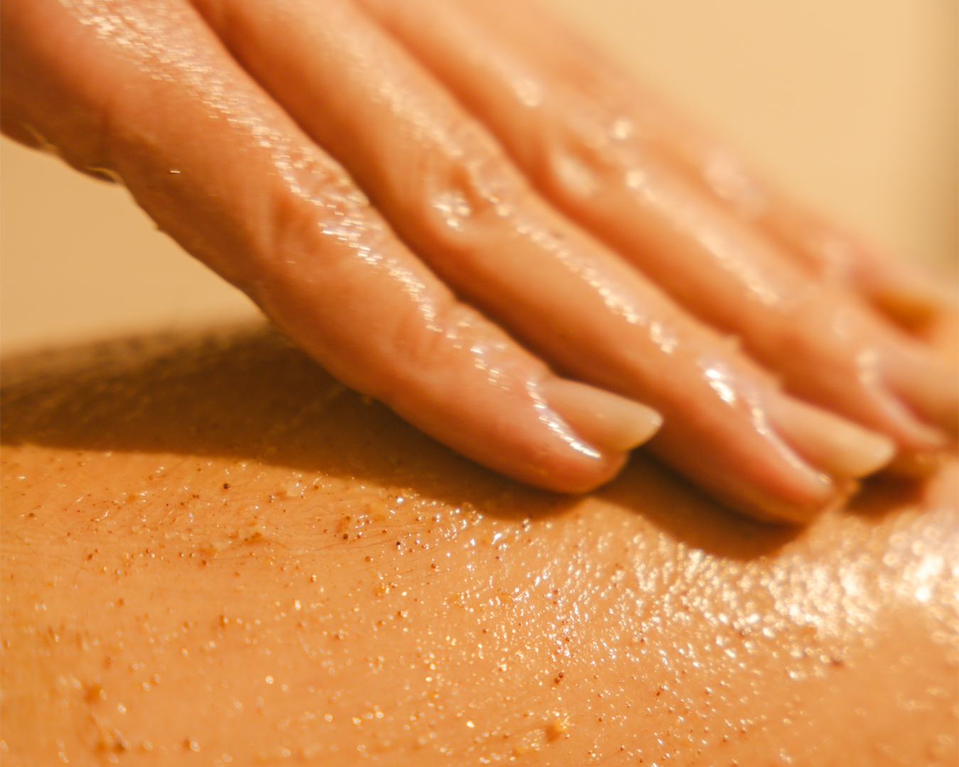 Esfoliação no clima seco: como renovar a pele sem agredir