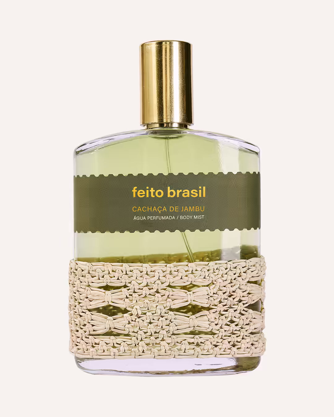 Frasco da Água Perfumada Cachaça de Jambu com detalhes artesanais em macramê e rótulo verde