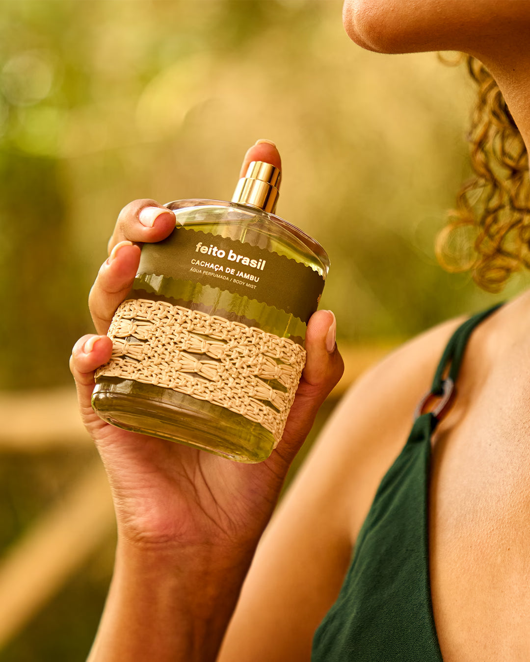 Embalagem da Água Perfumada Cachaça de Jambu com detalhes artesanais em macramê