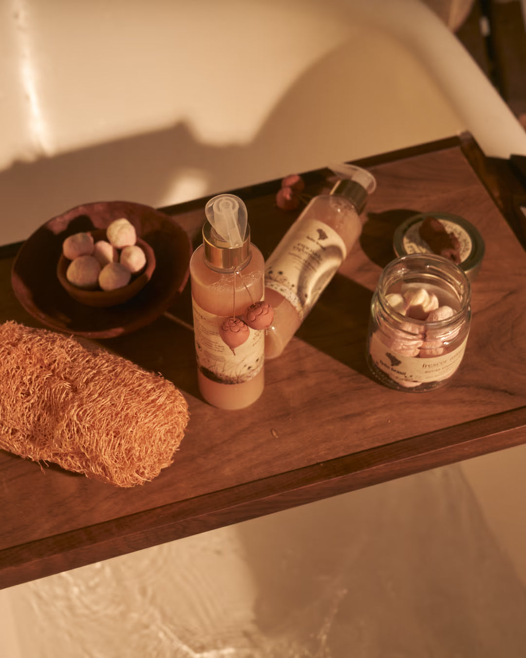 Uso da espuma de banho em banheira para um ritual de limpeza e relaxamento.