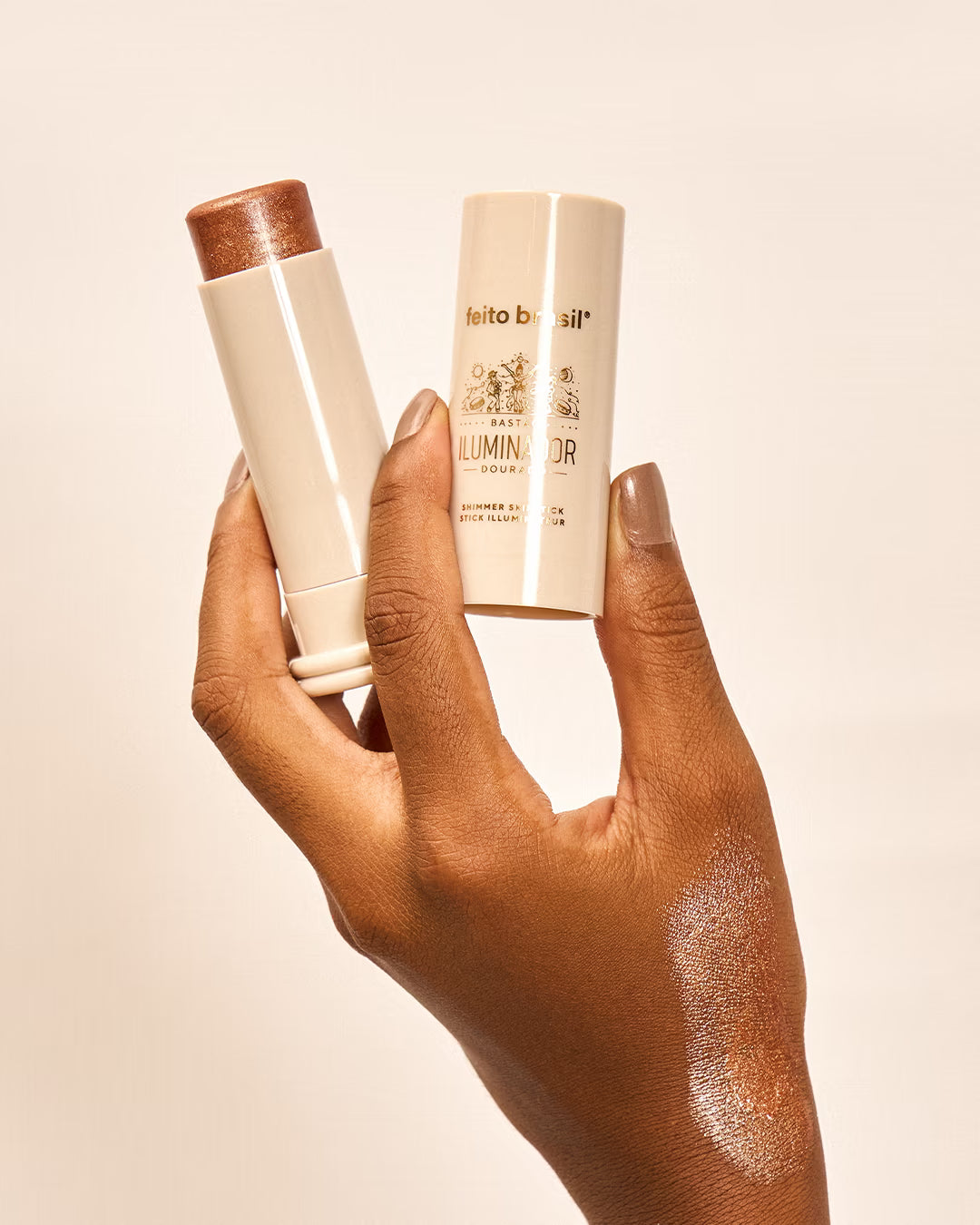 Iluminador facial e corporal vegano em bastão na cor dourada para um brilho radiante e natural aplicado na pele negra