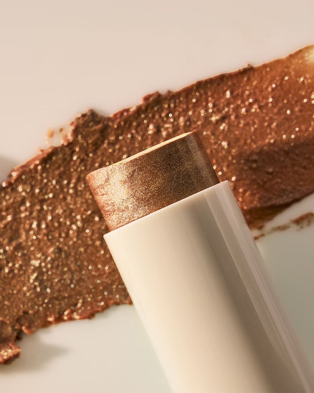 Iluminador facial e corporal vegano em bastão na cor dourada para um brilho radiante e natural - brilho sustentável