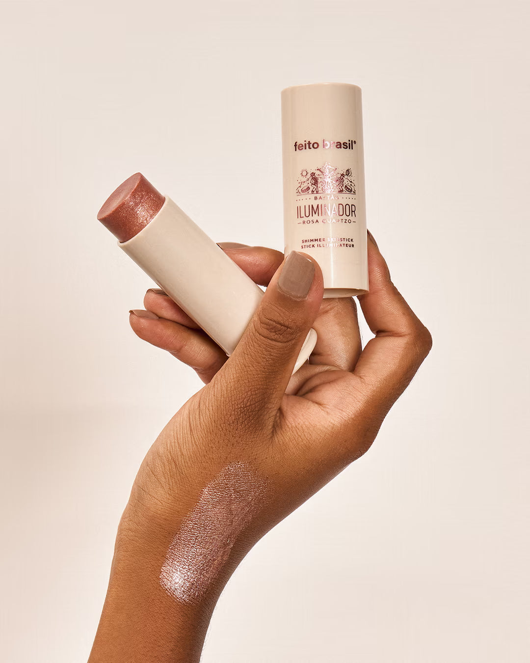 Iluminador em bastão rosado com brilho rosa quartzo com brilho natural e vegano - para todos os tipos de pele