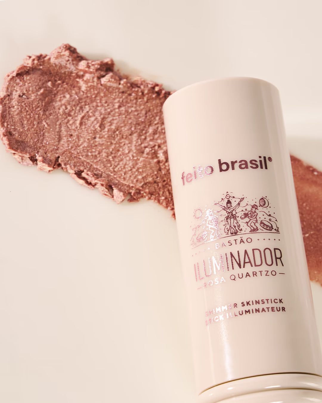 Iluminador em bastão rosado com brilho rosa quartzo para maçã do rosto com brilho discreto e efeito molhado