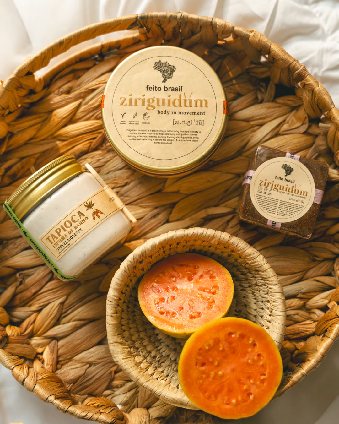 Cesta com cosméticos inovadores da feito brasil que se inspiraram na culinária, gastronomia e doces brasileiros.