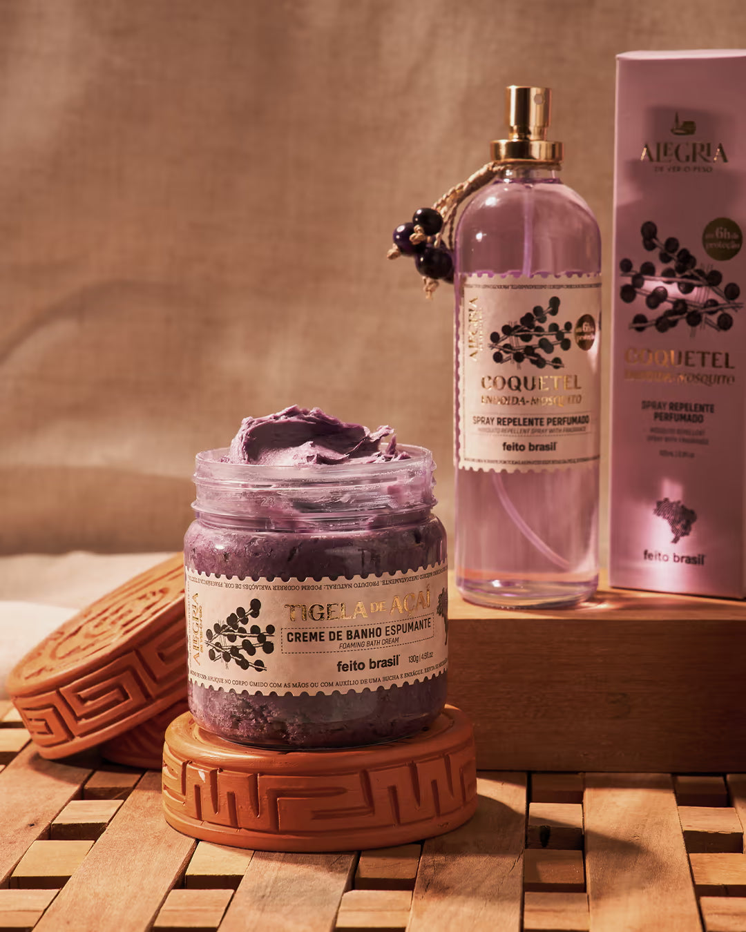 Destaque do Creme de Banho Espumante de Açaí e Repelente Perfumado feito brasil na embalagem artesanal com cerâmica marajoara do Pará