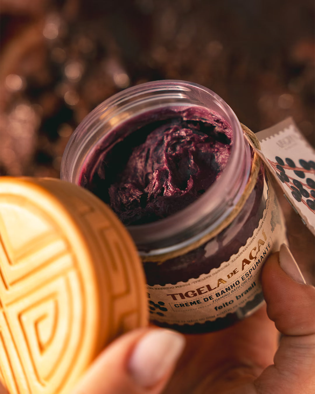 Detalhe da textura do Creme de Banho Espumante de Açaí feito brasil na embalagem artesanal com cerâmica marajoara do Pará