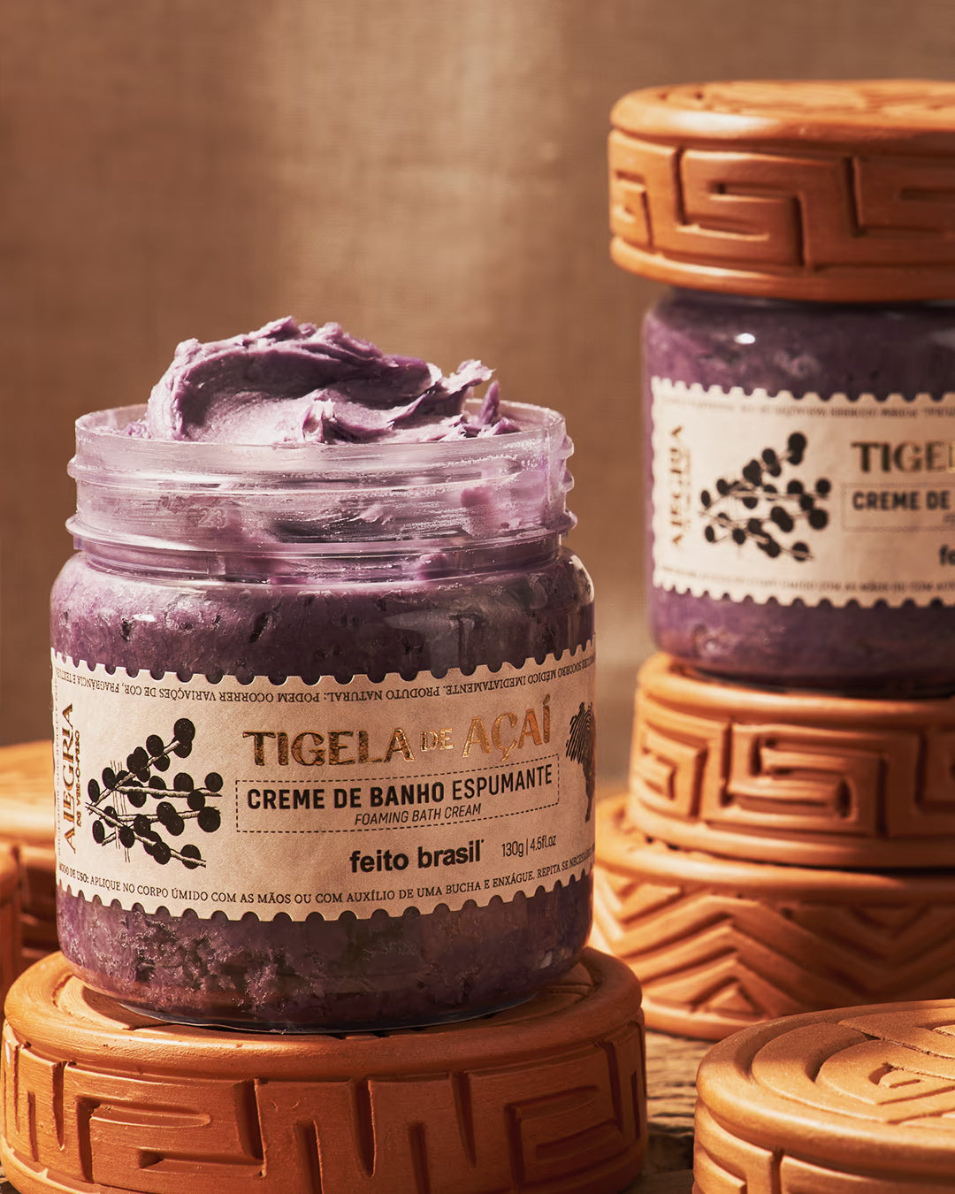 Creme de Banho Espumante de Açaí feito brasil na embalagem artesanal com cerâmica marajoara do Pará