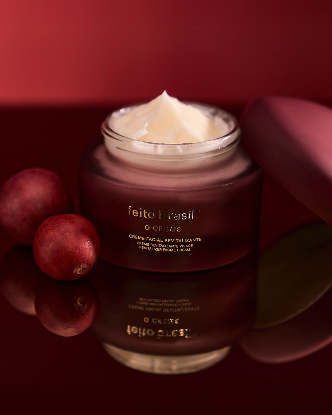 Pote do Creme Facial Revitalizante 50g da feito brasil aberto exibindo o produto.