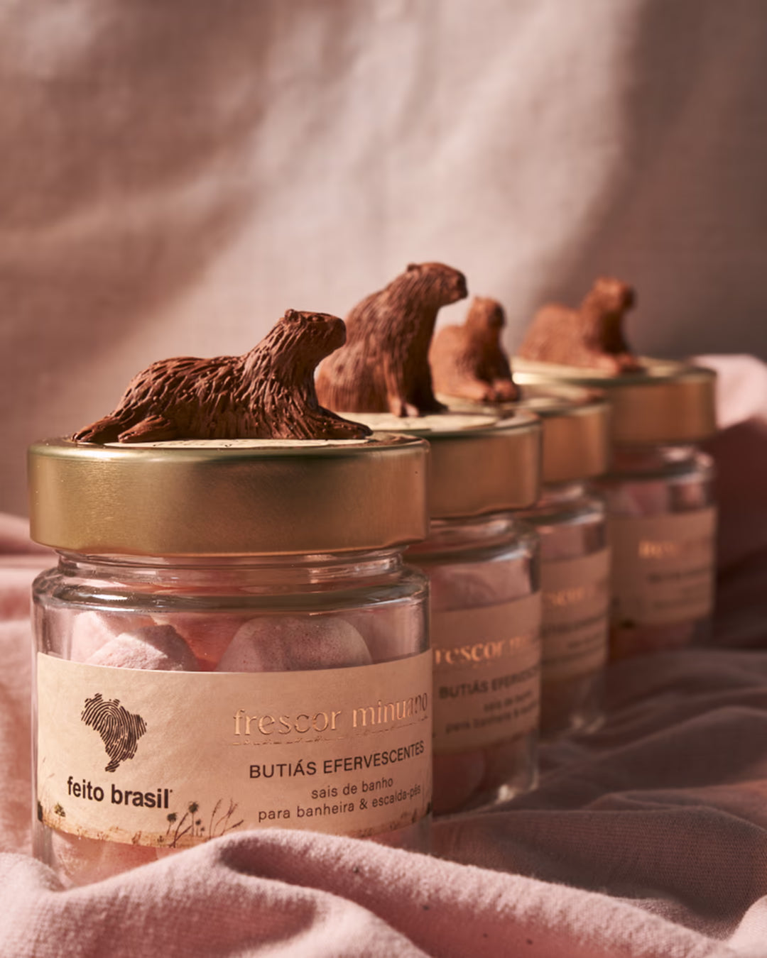 Detaque para esculturas de Capivara esculpidas à mão nos sais de banho da marca feito brasil.