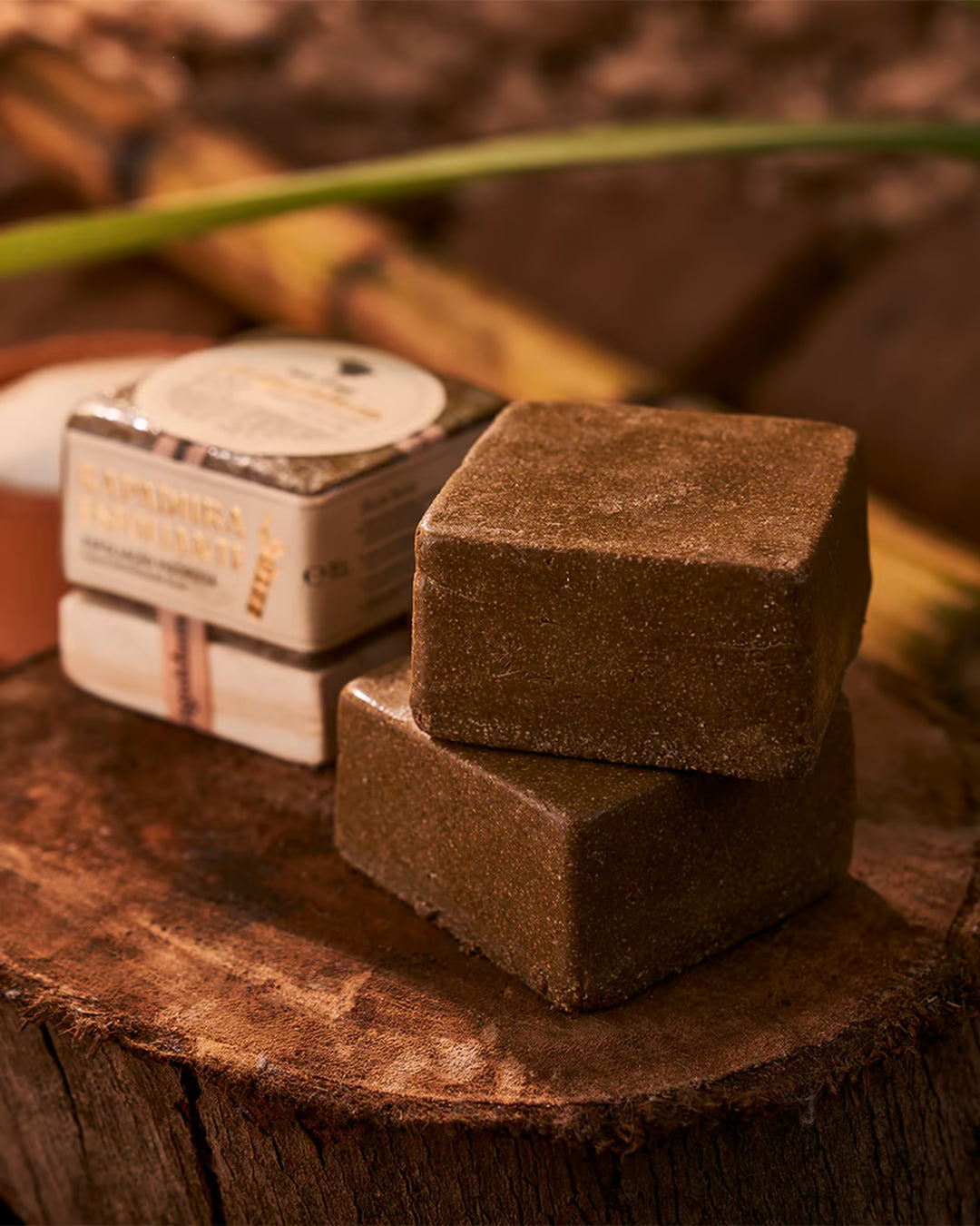 Destaque da textura do esfoliante em barra Rapadura da coleção Ziriguidum da marca feito brasil.