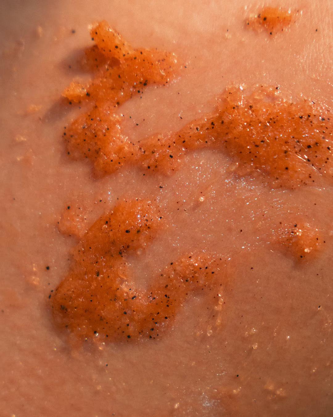 Aplicação do Esfoliante Corporal Drenagem Detox para Massagem Redutor de Medidas e Celulite
