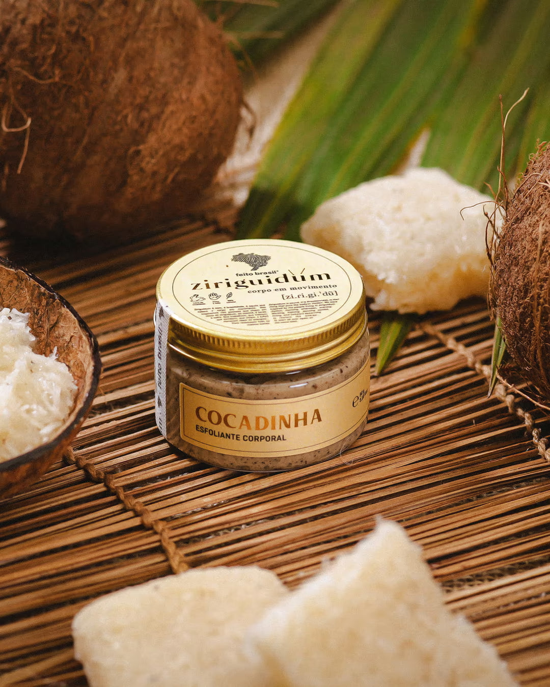 Cosméticos inspirados em comidas brasileiras, como a Cocadinha Esfoliante Corporal, da marca feito brasil, com textura que imita cocada.