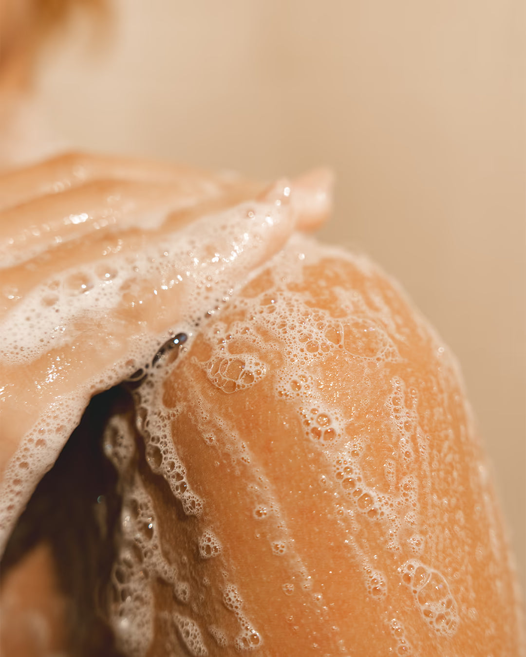 Textura cremosa e hidratante da Tapioca Espuma de Banho da feito brasil para um banho relaxante e hidratante pós-atividades físicas.