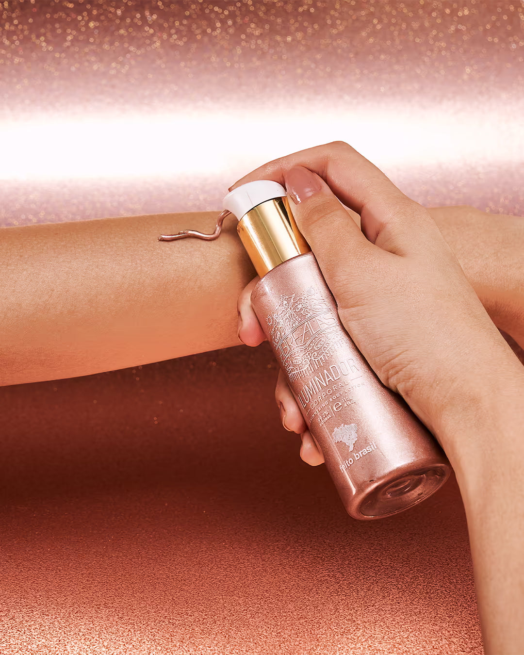 Aplicação do iluminador corporal rosa quartzo na pele para um brilho intenso perfeito para festas, casamentos ou ocasiões especiais.