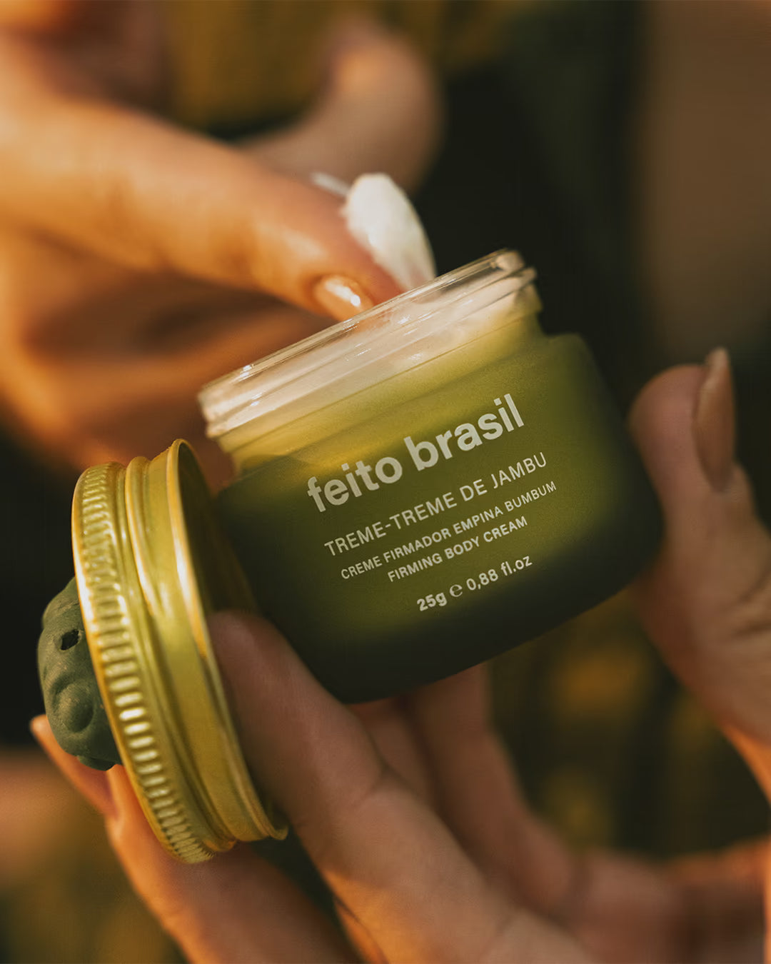 Close da textura do Mini Creme Firmador Empina Bumbum Jambu 30g tamanho viagem feito brasil ideal para amenities de luxo