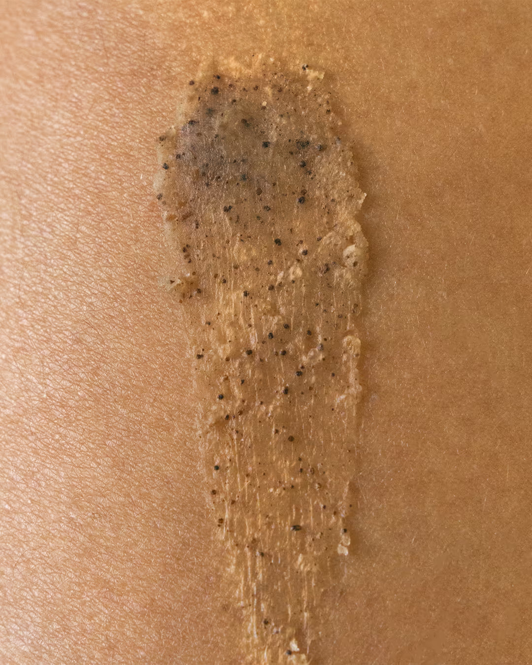 Close da textura na pele do esfoliante de jambu ideal para brindes e amenities de luxo