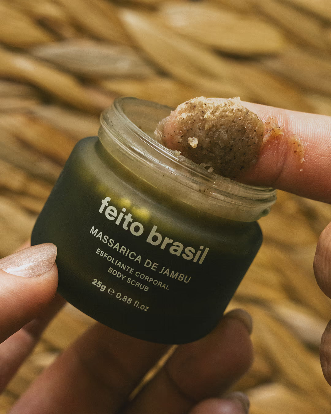 Close da textura do esfoliante de jambu ideal para brindes e amenities de luxo