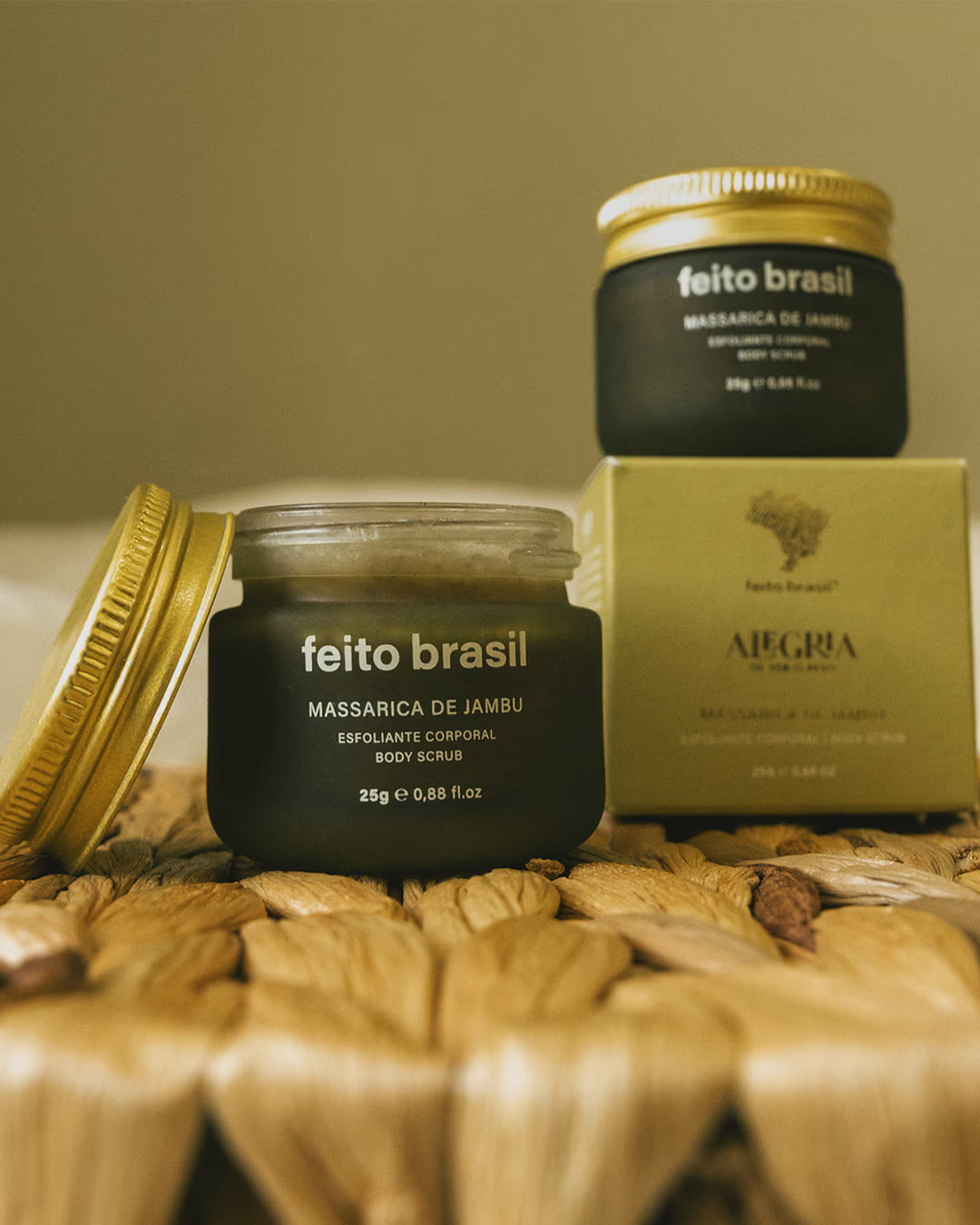 Vista da embalagem pequena do esfoliante de jambu ideal para brindes e amenities de luxo