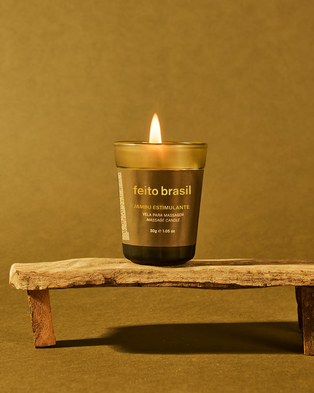 Mini vela para massagem de Jambu 30g tamanho viagem da feito brasil em foto produzida sobre madeira