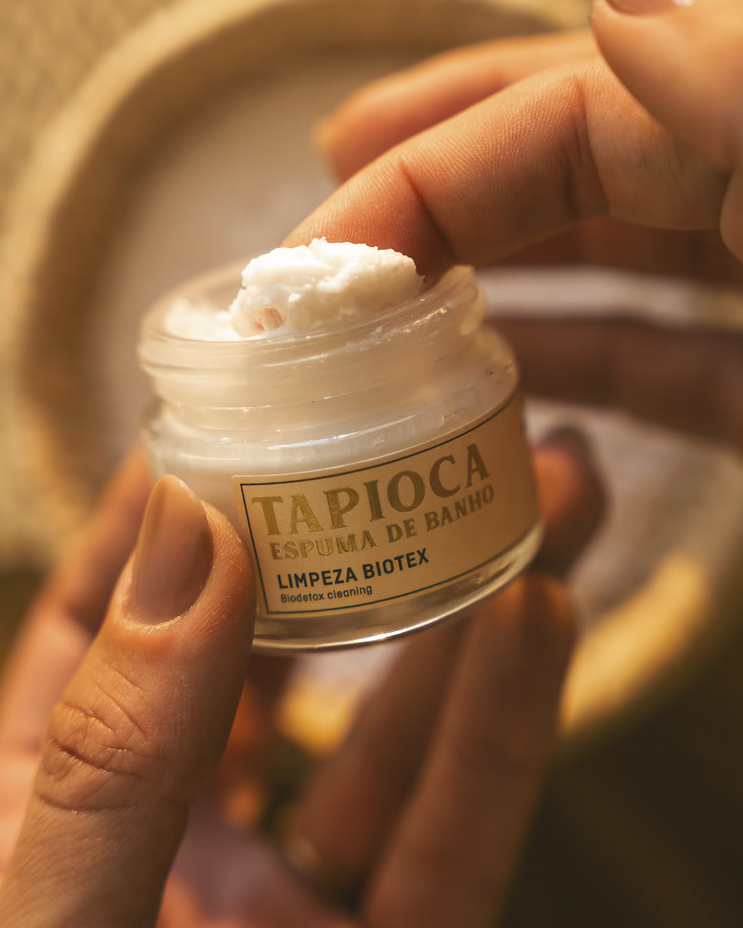Destaque de uso da Tapioca Espuma de Banho Cremosa da feito brasil feita para amenities e hotelaria em tamanho viagem.
