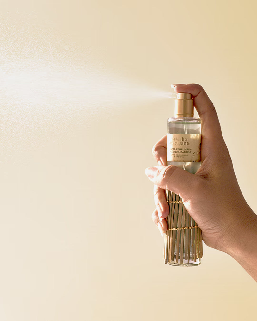 Aplicação da névoa perfumada no travesseiro para induzir o relaxamento e sono.