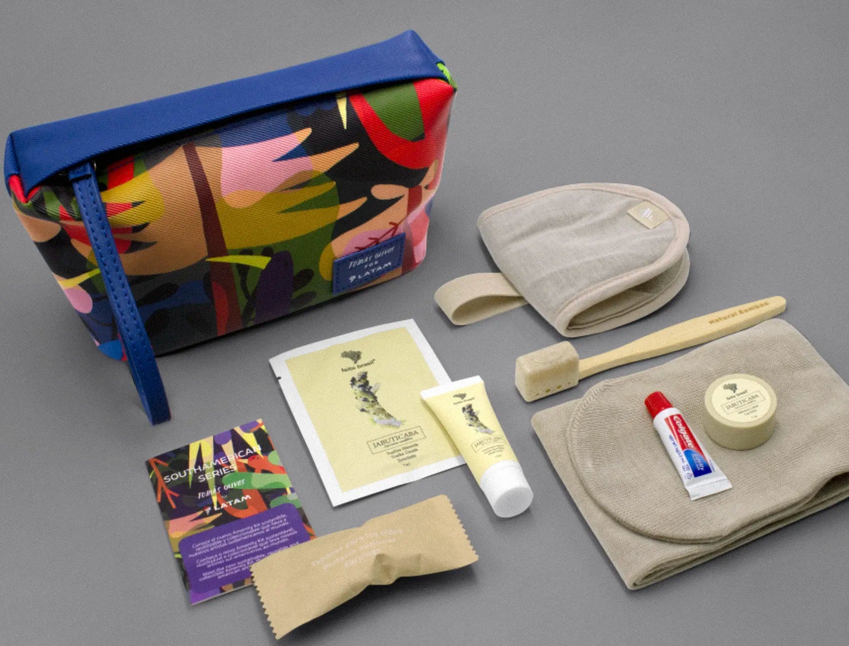 Exemplo de amenidade de voo feita em parceria entre feito brasil e LATAM Airlines para voos executivos internacionais com Creme para Mãos, Lenço umedecido, Balm labial e outros produtos presenteáveis.