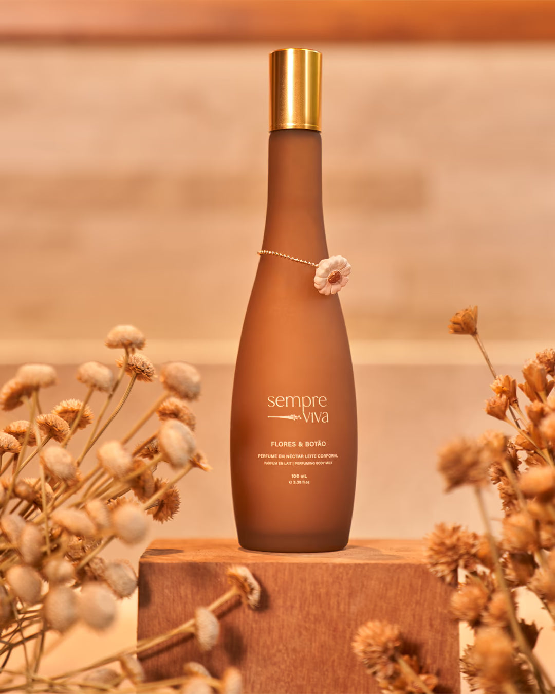 Eau de Parfum em spray com textura inovadora de Leite Corporal com alta fixação e perfume da família chypre floral com inspiração brasileira.