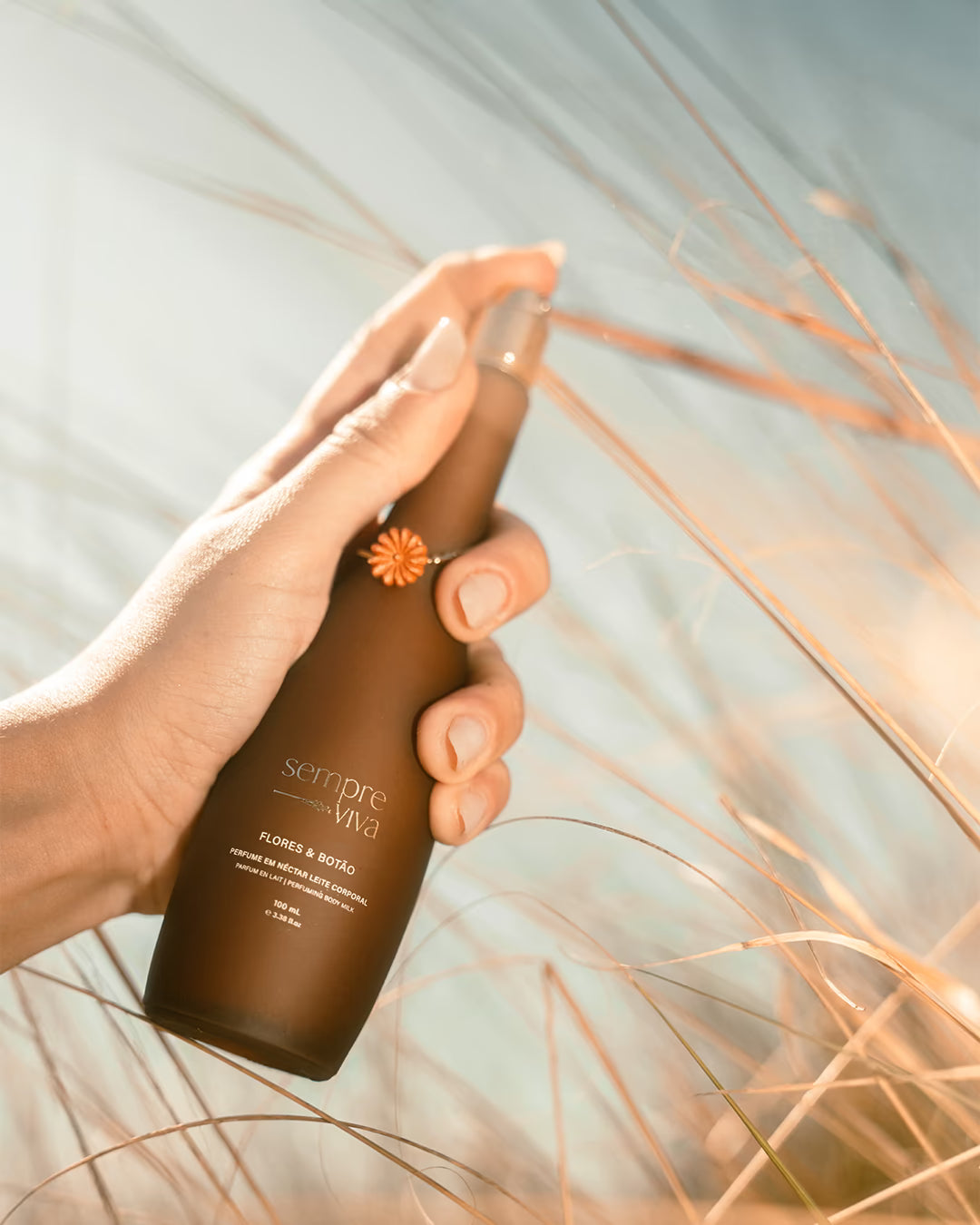 Leite Corporal Eau de Parfum Sempre-Viva é um perfume de nicho brasileiro inspirado em Minhas Gerais e na colheita das flores Sempre-Viva.