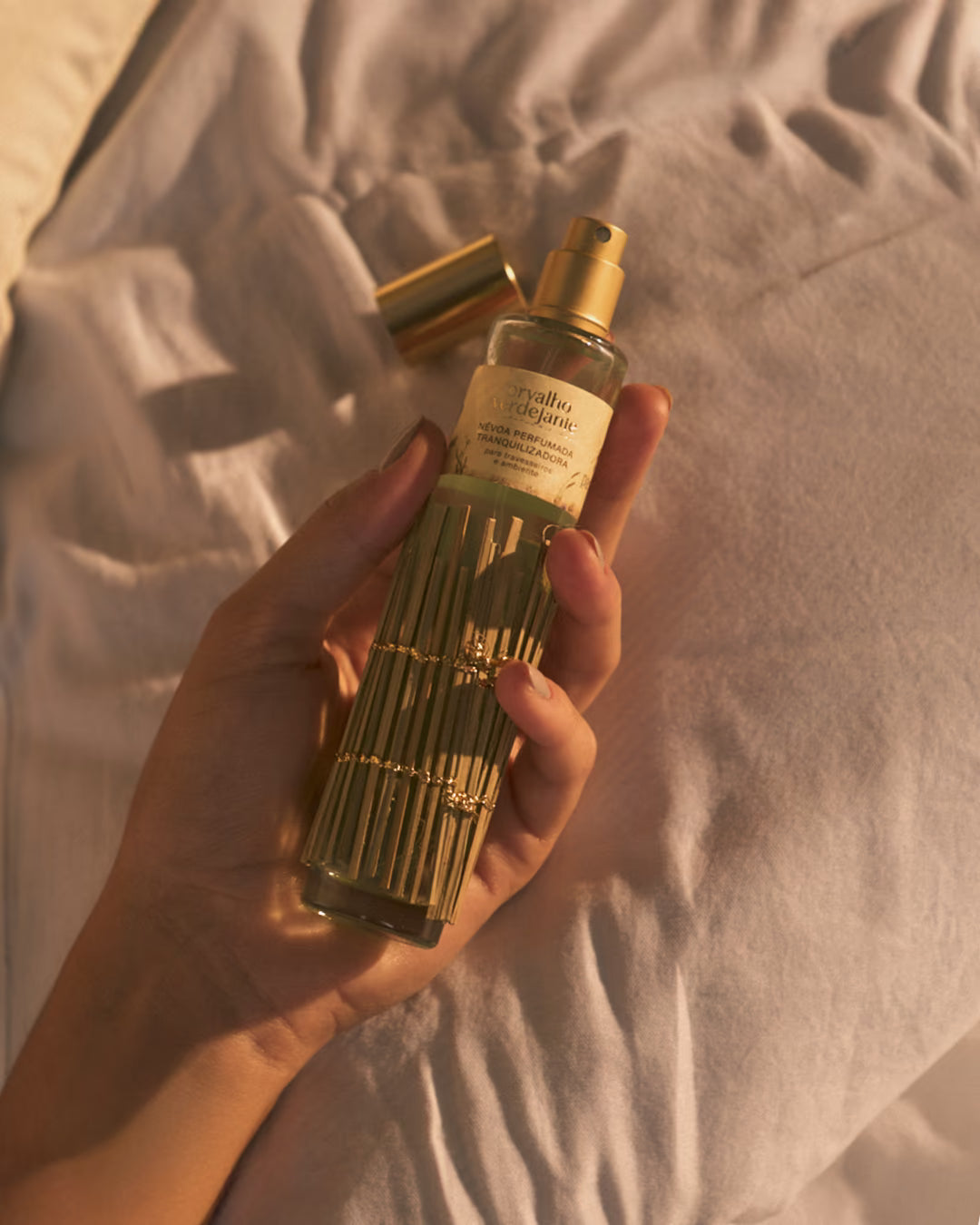 Perfume de ambiente para cuidados com a casa, roupa de cama e uso em lençol e colcha.