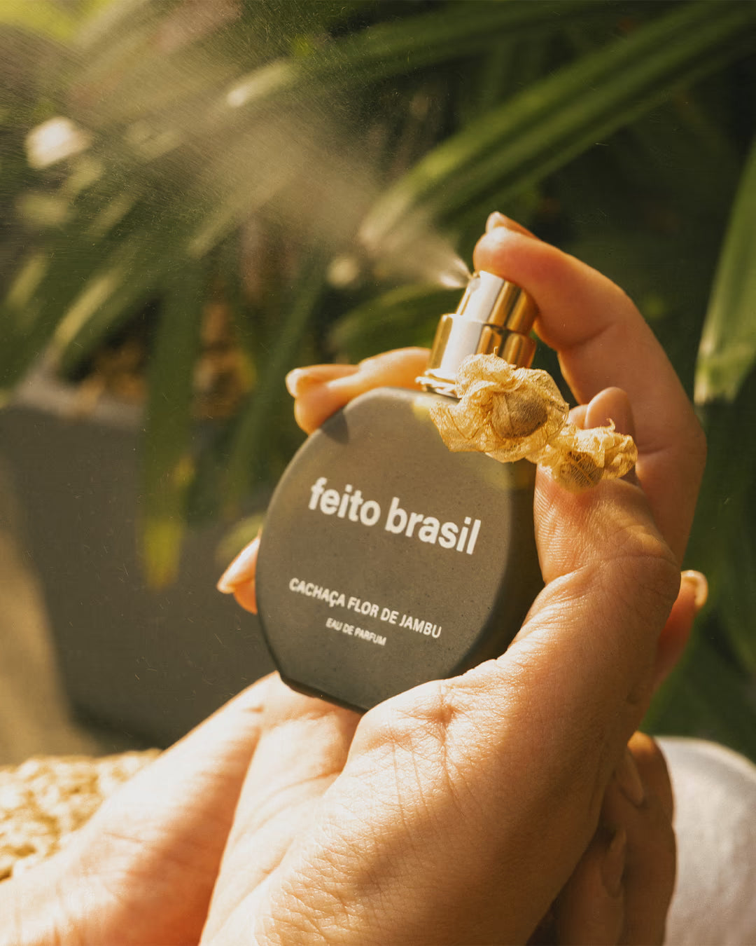 Frasco de 30ml do Perfume de Nicho Flor de Jambu com detalhe artesanal
