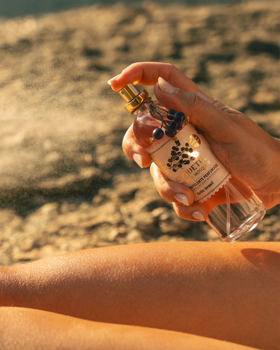 Detalhe do Spray do Perfume Repelente de Açaí feito brasil uso na praia