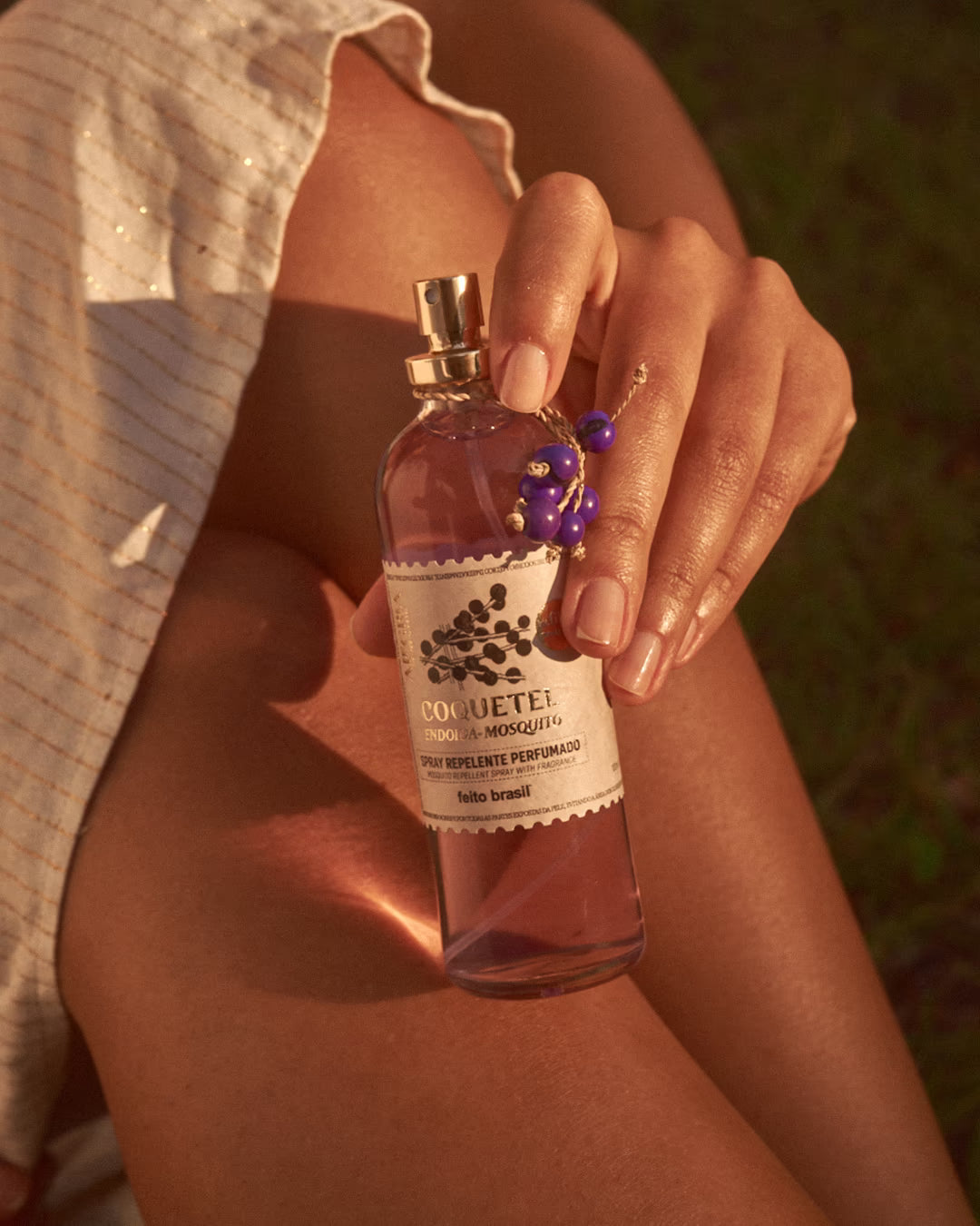Detalhe do frasco do perfume repelente de Açaí feito brasil - proteção perfumada por 6h contra mosquitos em praia, campo ou montanha
