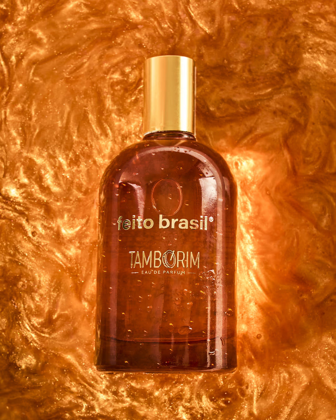 Frasco de luxo do Perfume Tamborim Eau de Parfum da feito brasil em cenário artístico autoral