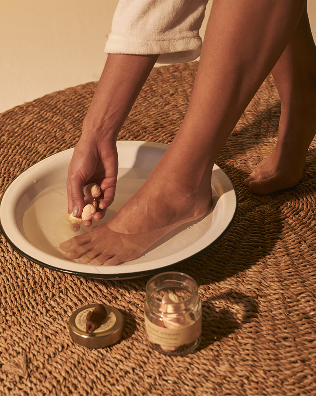 Ritual relaxante de escalda-pés utilizando o Sal de Banho Esfervescente feito brasil.
