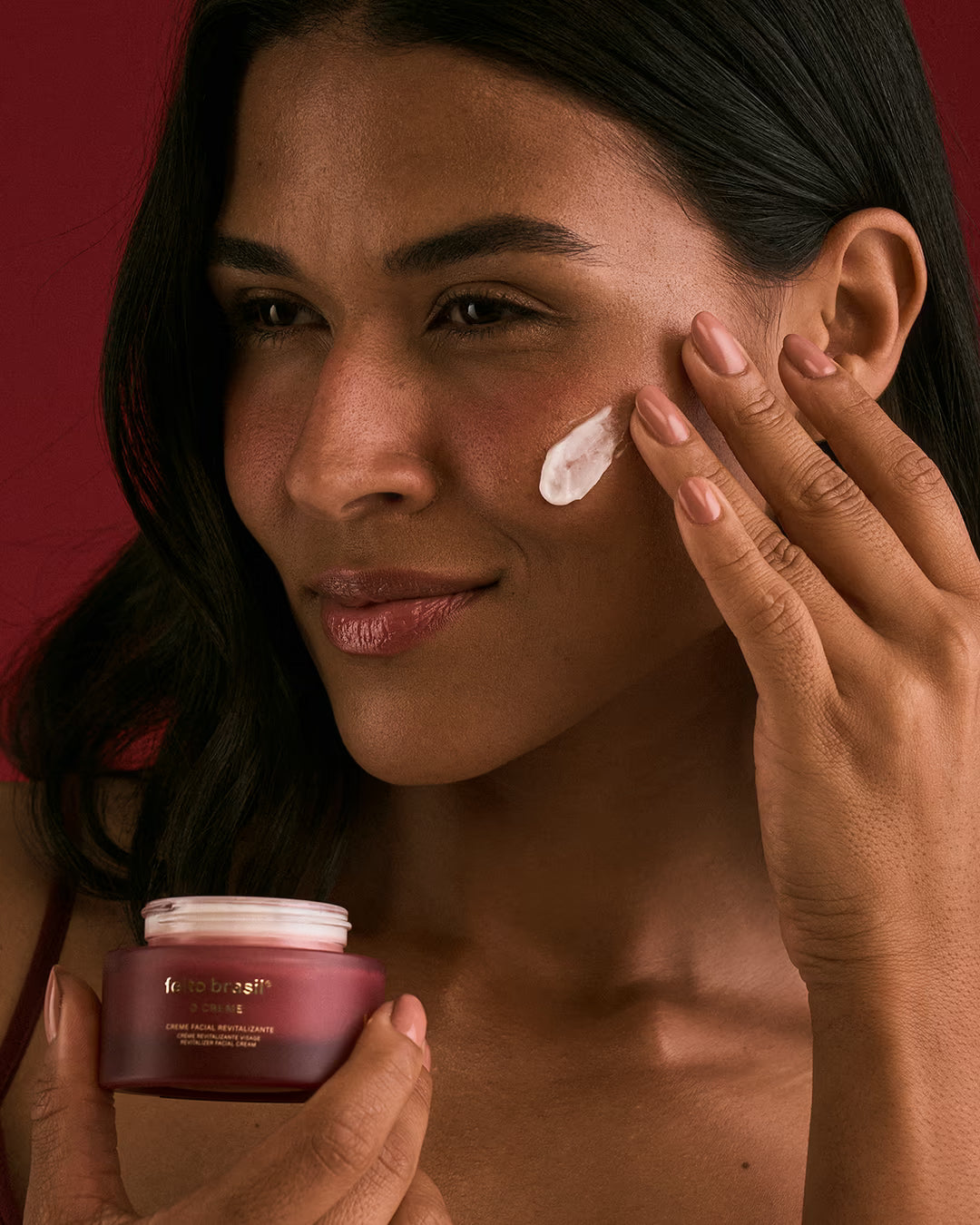 Creme Facial sendo aplicado no rosto para revitalização da pele durante a noite.