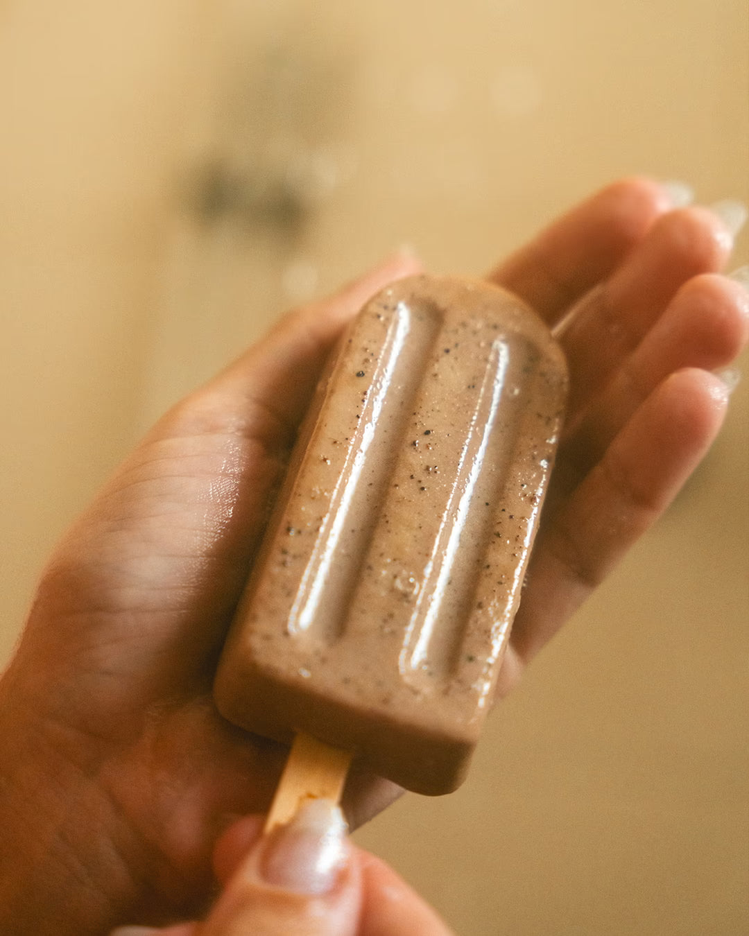 Banho premium com sabonete em barra cremoso com formato de picolé na fragrância de banana.