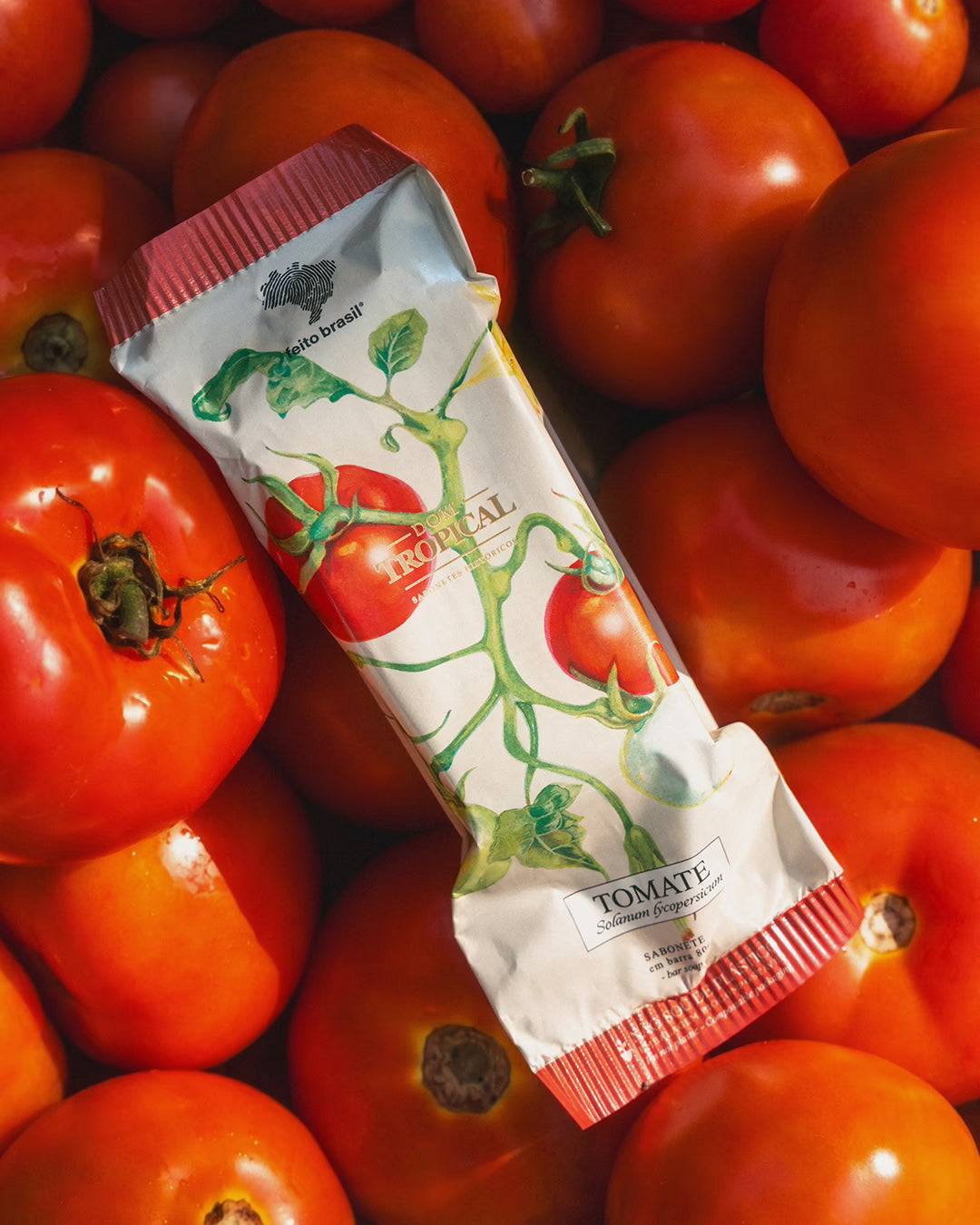 Sabonete em barra da marca feito brasil na fragrância de tomate.