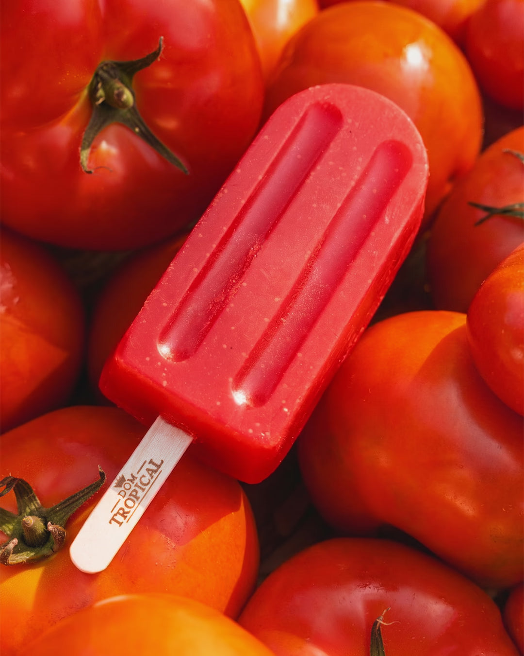 Sabonete em barra da marca feito brasil na fragrância de tomate sobre conjunto de tomates, uma tendência cosmética para o banho.