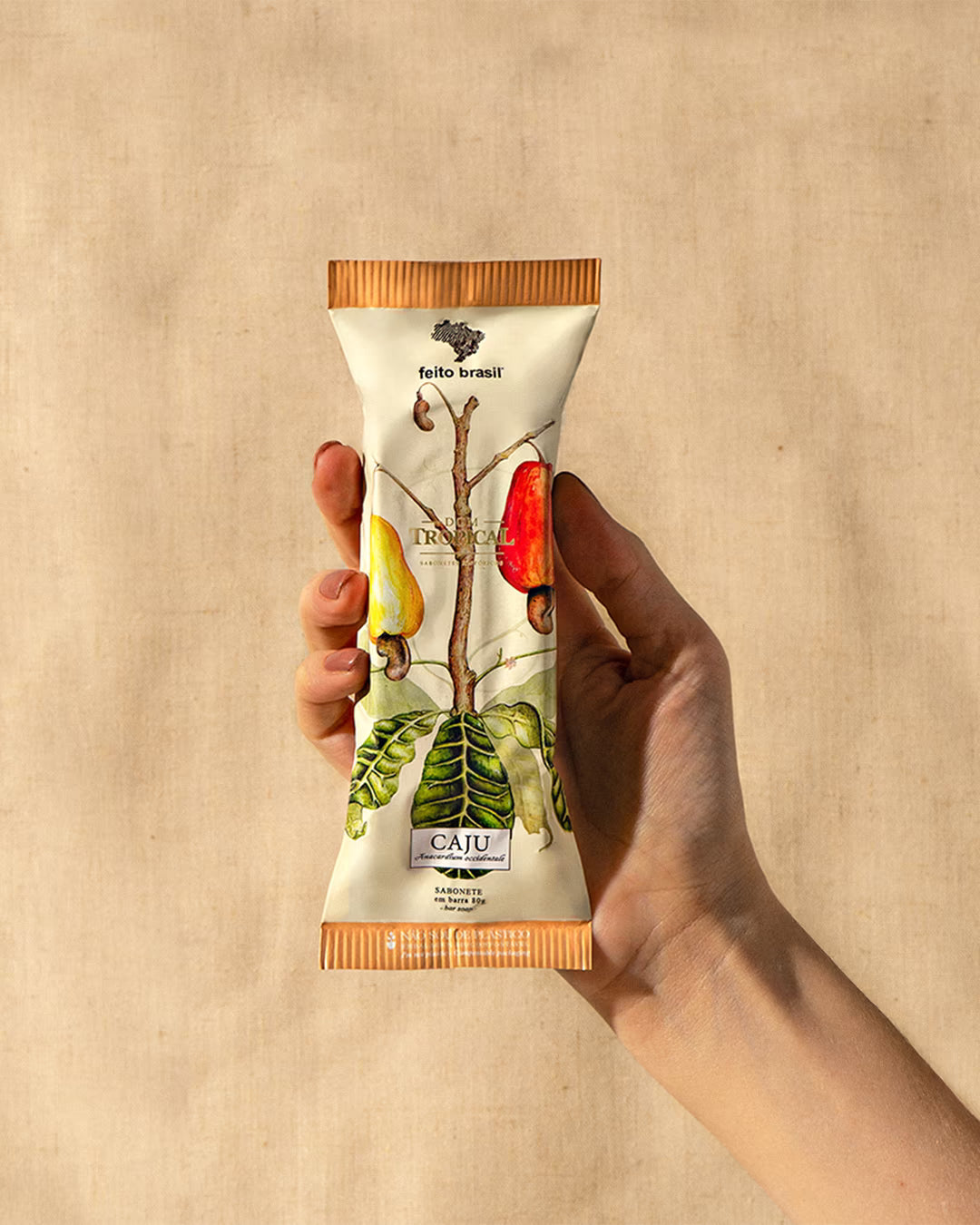 Sabonete de Caju com embalagem biocompostável.